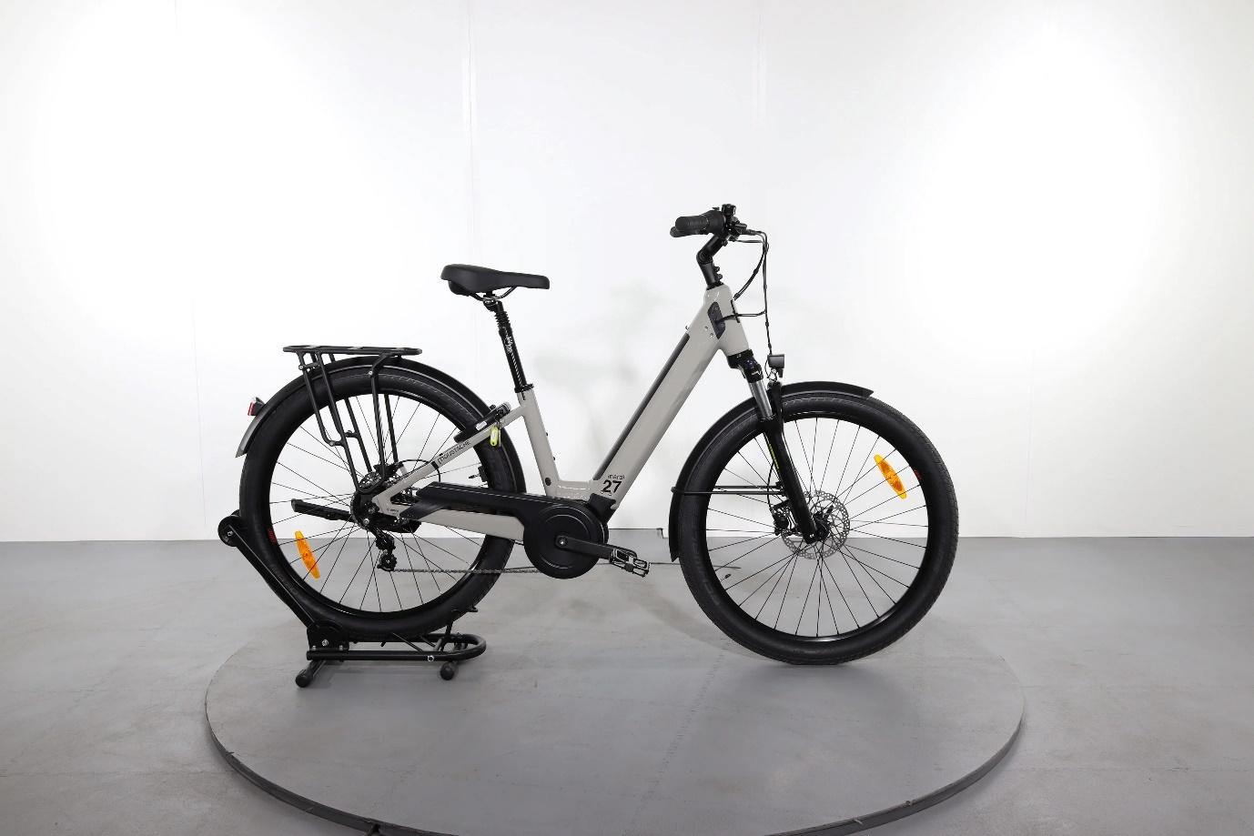 un vélo en présentation de couleur grise